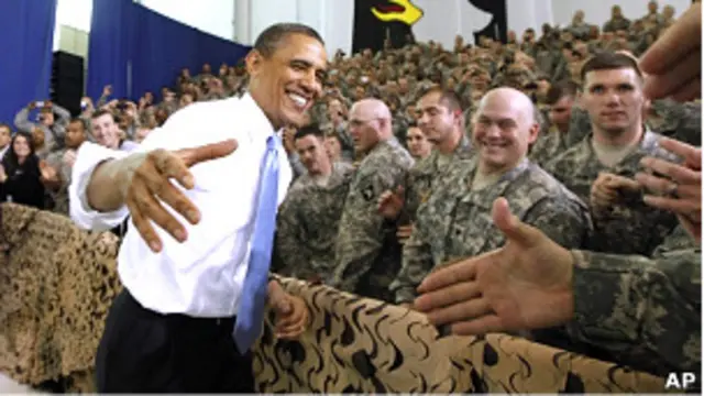 Ông Obama có cuộc gặp hào hứng với các binh lính phấn khích