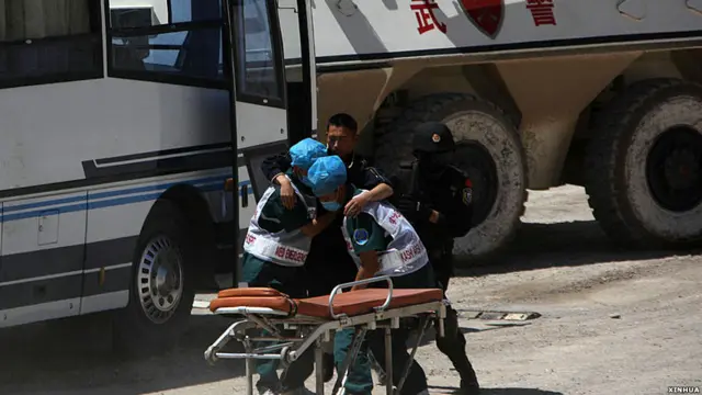 新疆喀什举行的上合组织“天山二号”反恐演习上急救人员救出受伤“人质”（新华社图片6/5/2011）