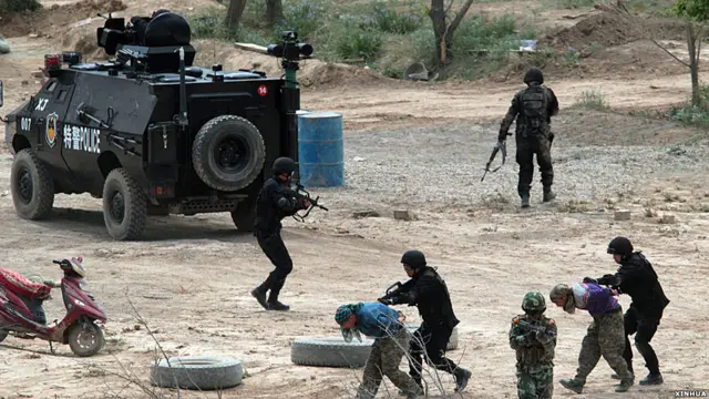 新疆喀什举行的上合组织“天山二号”反恐演习上特警队员对“恐怖分子营地”进行清剿（新华社图片6/5/2011）
