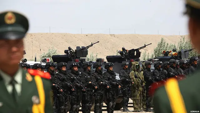 新疆喀什举行的上合组织“天山二号”反恐演习上参加演习的特警队员列队等待检阅（新华社图片6/5/2011）