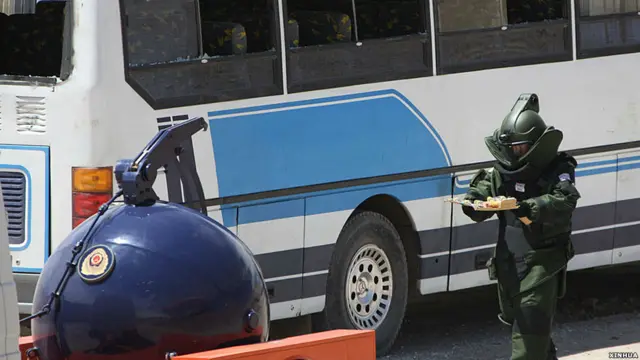 新疆喀什举行的上合组织“天山二号”反恐演习上防爆特警排查爆炸品（新华社图片6/5/2011）