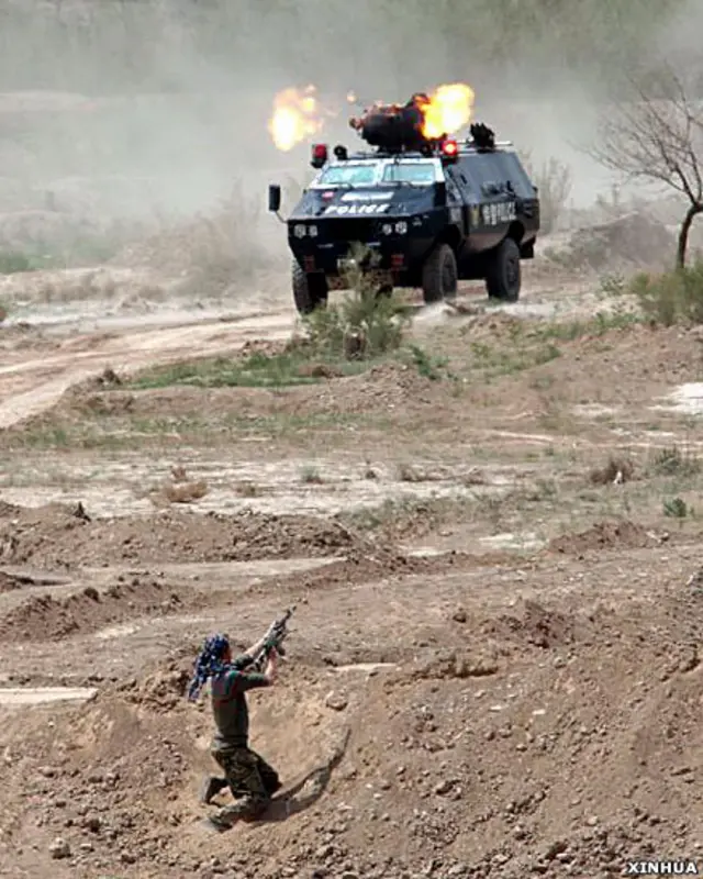 新疆喀什举行的上合组织“天山二号”反恐演习上装甲车运送特警队员在“恐怖分子营地”参加清剿（新华社图片6/5/2011）