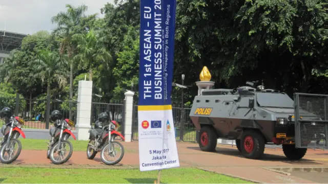 Polisi mengerahkan personel hingga lebih dari 6000 orang, dengan peralatan keamanan lengkap termasuk motor trail untuk tim reaksi cepat dan tank barracuda untuk penghalau huru hara.