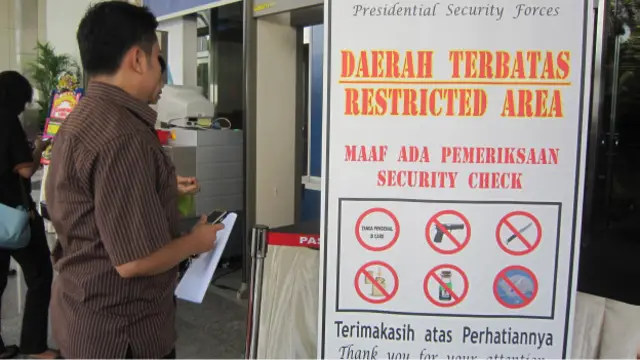 Kendali keamanan KTT ASEAN diambil alih TNI dan Pasukan Pengaman Presiden Paspampres, saat acara utama KTT berlangsung. Semua pengunjung, kecuali pejabat tertinggi dan tinggi pemerintahan, wajib mengikuti protokol pengamanan ini. 