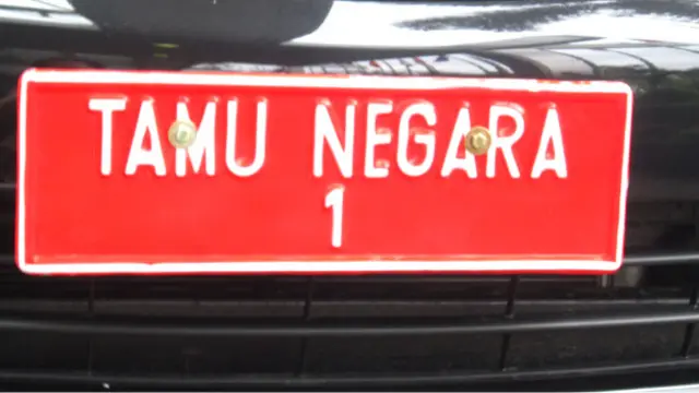 Untuk mempermudah transportasi ribuan peserta dari 10 negara, pemerintah Indonesia menyediakan ratusan kendaraan, sebagian tanpa dilengkapi plat nomor untuk pejabat tinggi dan tertinggi Negara. 