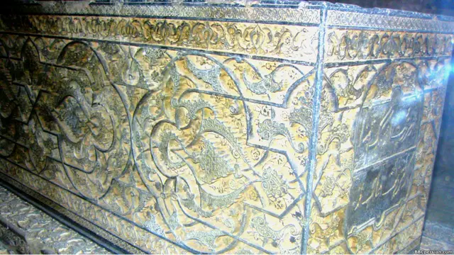 سنگ هفت قلم. بر اساس طرح نقاشی منسوب به بهزاد به وسیله شمس الدین حکاک برای آرامگاه سلطان حسین بایقرا تهیه شد، اما قبل از وفات او، پسرش غریب میرزا درگذشت و این سنگ نصیب او شد 