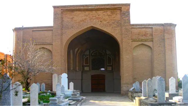 خانه زرنگار در گازرگاه هرات. نقاشی‌های کمال‌الدین بهزاد بزرگترین سیمای هنری عصر تیموریان در سقف این خانه هنوز دیده می‌شود 