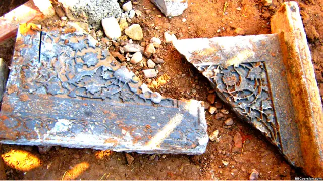 آثار تاریخی هرات از صدها سال گذشته تا حال در معرض دستبرد قرار داشته اند. این سنگ‌نوشته تاریخی هم در سال‌های آخر پس از دستبرد آسیب دیده است