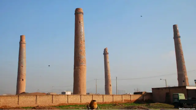 مناره‌های هرات. این مناره‌ها در عصر تیموریان و در محلی که مدرسه گوهرشاد همسر شاهرخ در آن موقعیت داشت، ساخته شده است