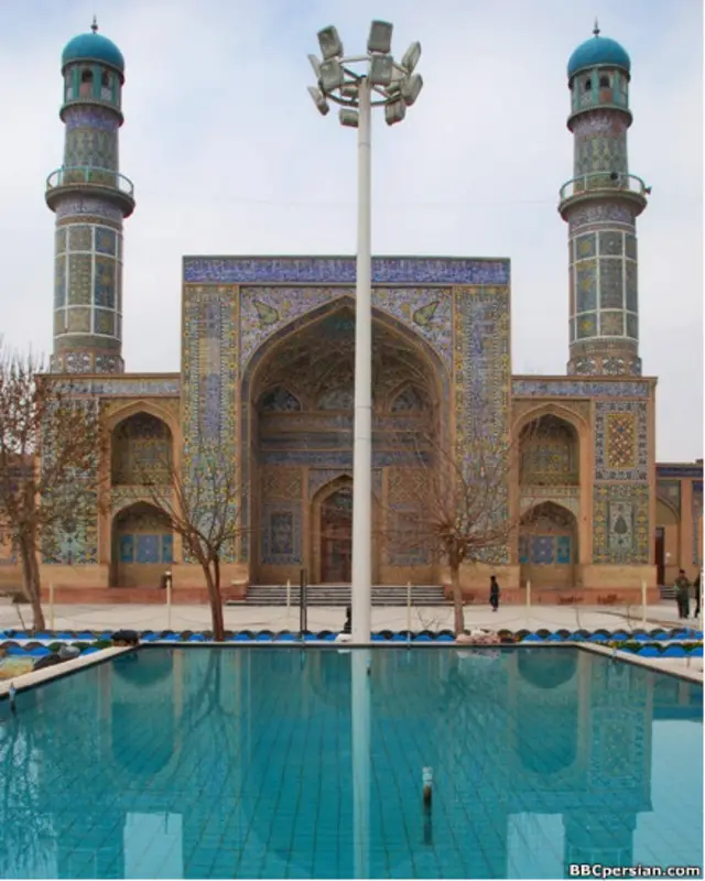 مسجد جامع هرات به اهتمام سلطان غیاث‌الدین غوری ساخته و در عصر تیموریان هرات بازسازی شده است 