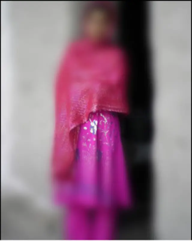 قرباني شوې نجلۍ: ''مور او پلار ته مخ نه لرم، د باندې مې نه پرېږدي، بهر راپورې خلک خاندي، دا کسان ونیسﺉ او اعدام یې کړﺉ.''