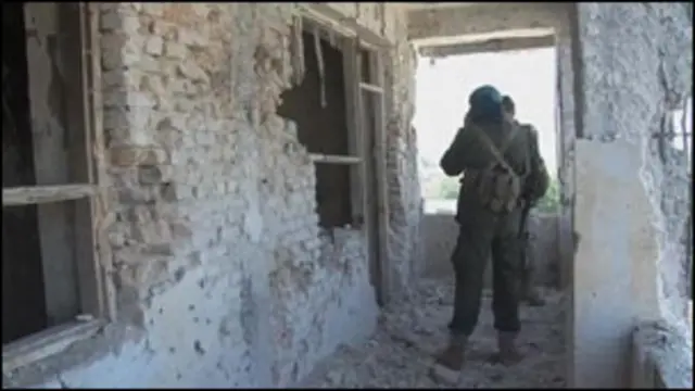 یوه کس چې ښایي پولیس وي، خپل شپږ ملګري په ډزو سره وژلي دی.
عمر ځواک