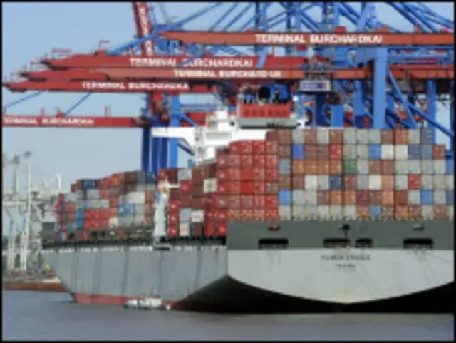 Conteiners são descarregados no porto de Hamburgo, na Alemanha (AFP)