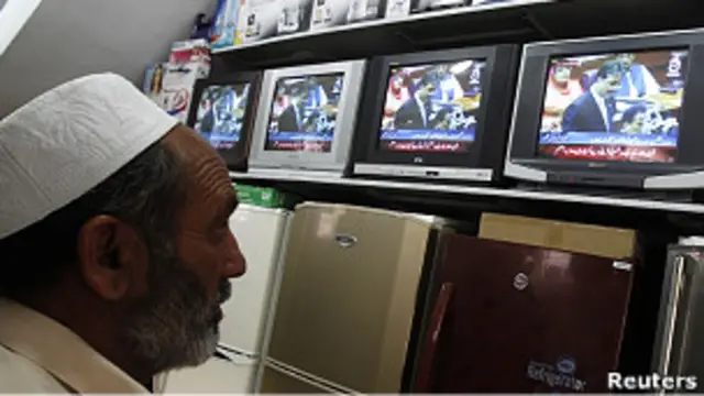 Мужчина перед телевизорами