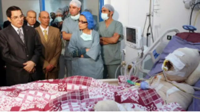 Mohamed Bouazizi fue visitado en el hospital por el entonces presidente