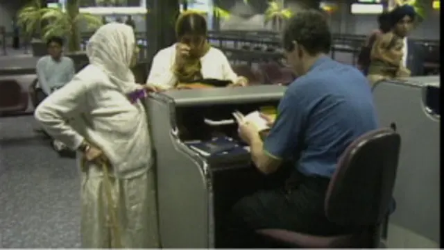 Женщины проходят проверку в аэропорту Хитроу