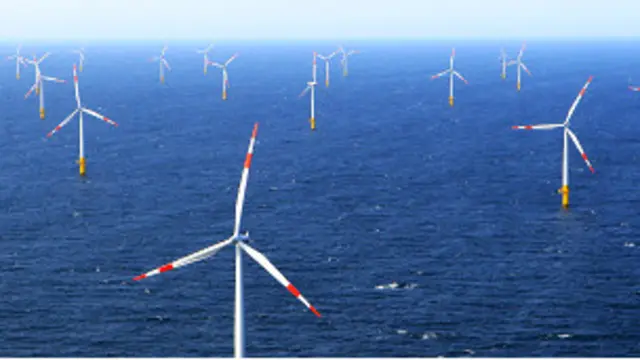 Molinos de viento en el agua