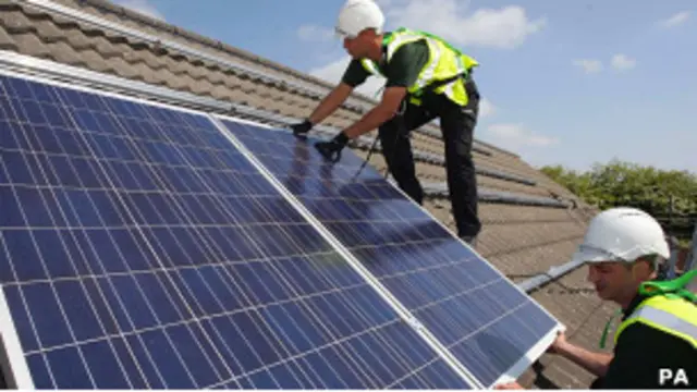 اوباما میگوید برنامههایش تولید انرژی بادی و خورشیدی را در آمریکا دو برابر میکند