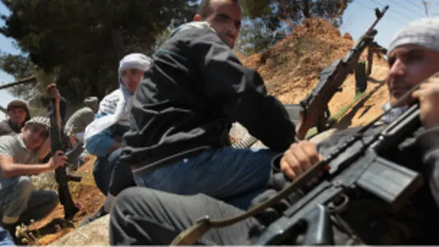 Pasukan pemberontak masih berupaya memukul mundur tentara pemerintah.