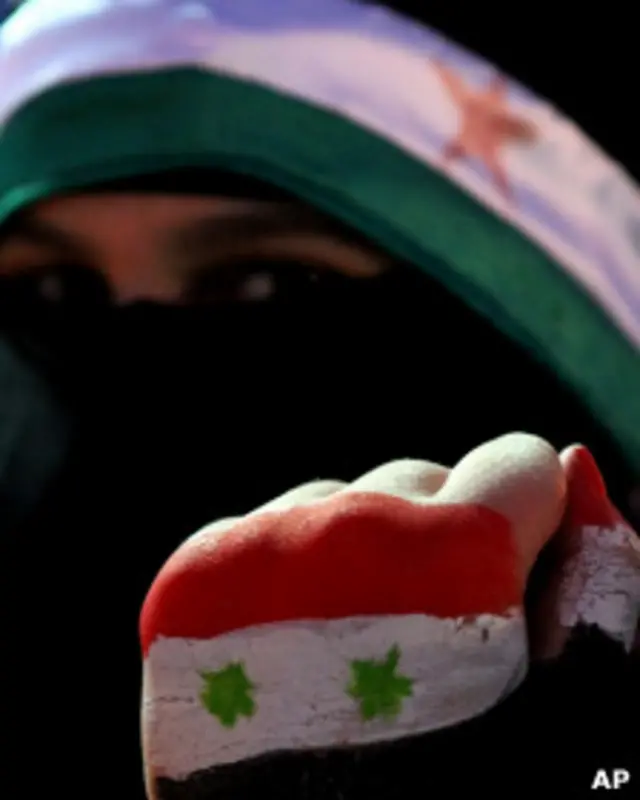 Участница протеста против президента Сирии Асада