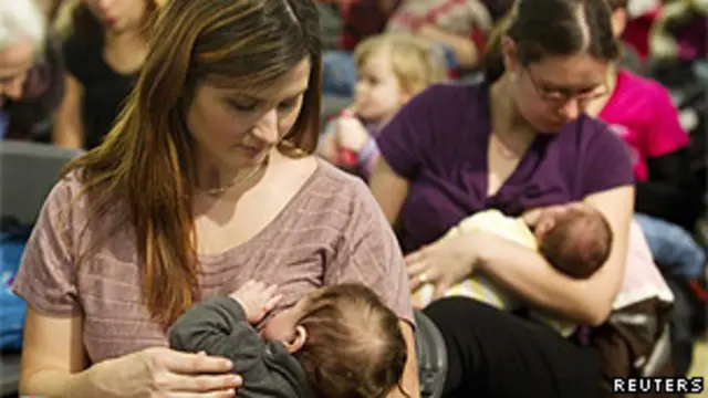 Mãe amamentando (Reuters)