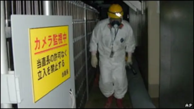 Seorang pekerja TEPCO di dalam reaktor Fukushima, 9 Mei 2011