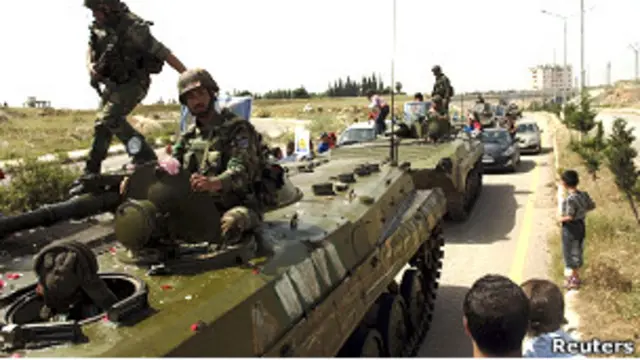 Sejumlah tank pasukan keamanan Suriah di kota Deraa. 