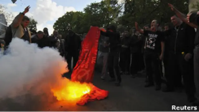 Националисты жгут красные флаги во Львове
