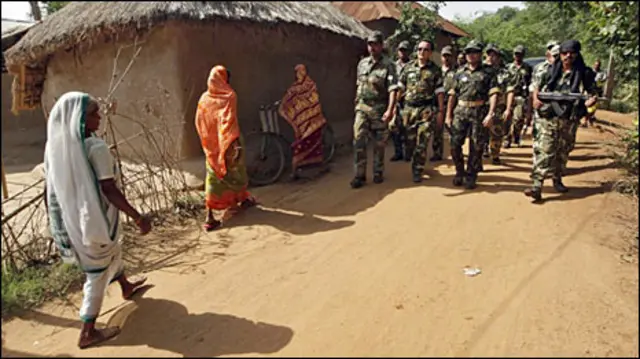 गश्त लगाते सुरक्षाकर्मी