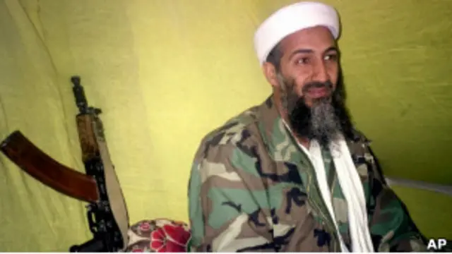 Osama bin Laden dibunuh oleh pasukan khusus AS di Pakistan.