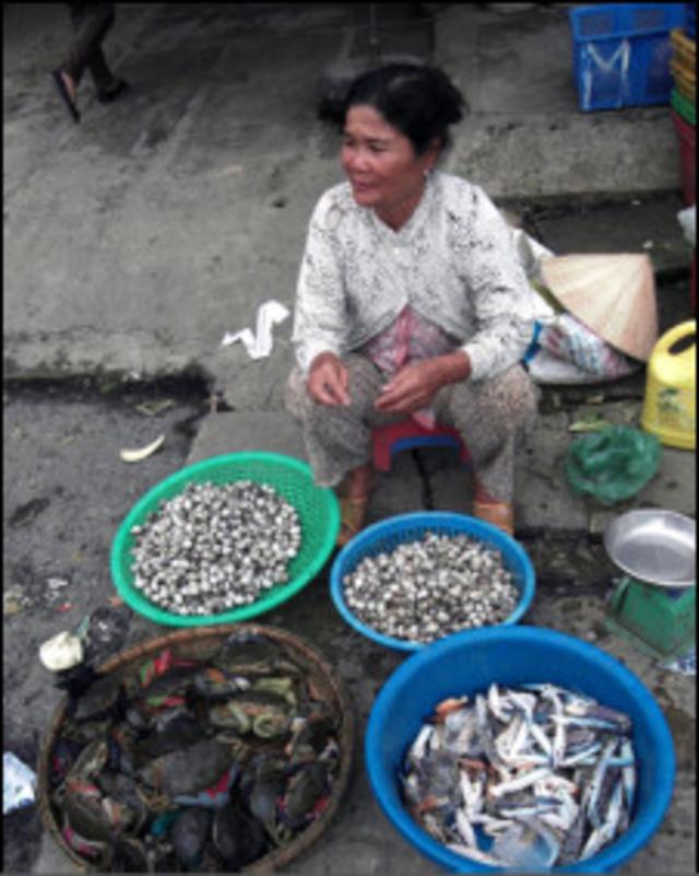 Người nông dân bán hàng đánh bắt được trên sông Mekong