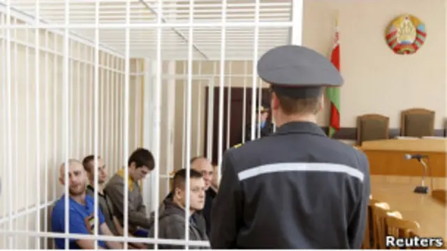 Николай Статкевич и другие оппозиционеры во время суда