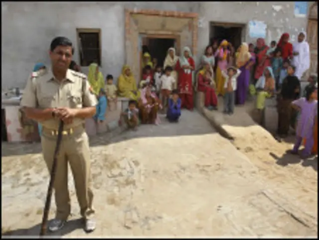 ज़मीन अधिग्रहण को लेकर विभिन्न जगहों पर प्रदर्शन हो चुके हैं