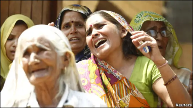 भट्टा गांव में पुलिस कार्रवाई का विरोध करती महिलाएं