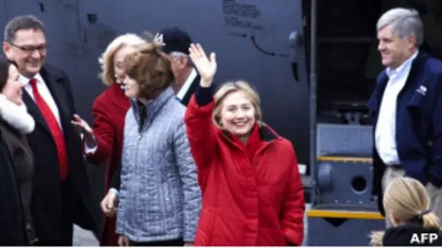 Госсекретарь США Хиллари Клинтон приветственно машет рукой жителям гренландского города Нуука