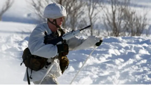 Британский пехотинец на учениях в Норвегии