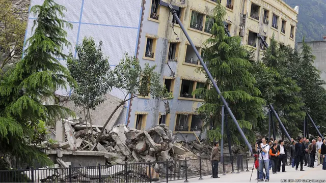 四川08年地震共造成约4千4百万人受灾。