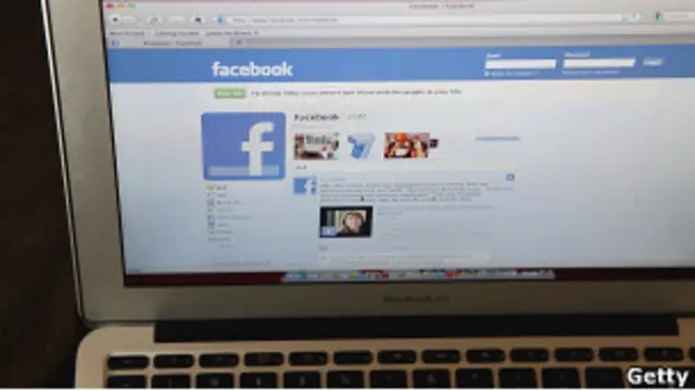 Facebook на экране компьютера