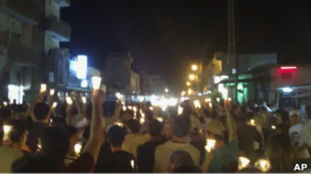 Foto dari ponsel ini menunjukkan aksi demonstrasi yang sering dilakukan di malam hari