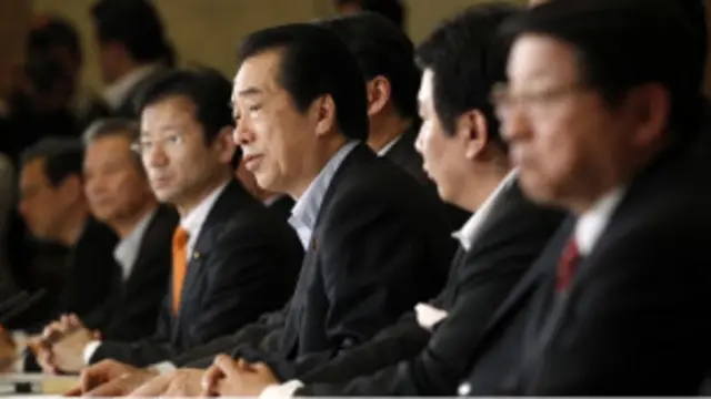 Perdana Menteri Jepang, Naoto Kan (tengah) sedang berbicara dalam sebuah rapat kabinet.
