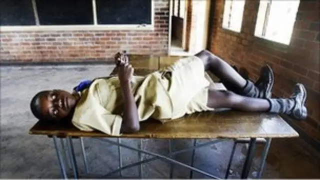 Siswa Zimbabwe berbaring di atas bangku sekolah