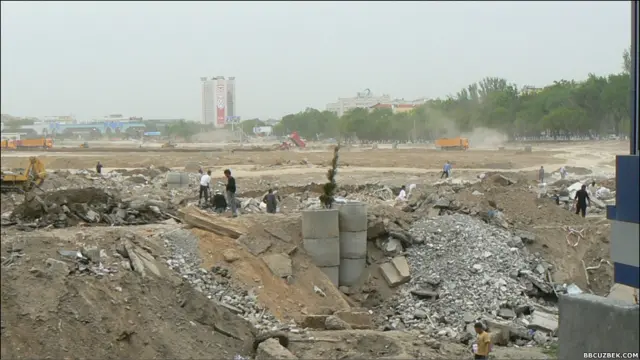 Бу ўзгаришларни кўриб кимдир, Тошкентимиз таниб бўлмайдиган даражада ўзгариб кетди, деса, кимдир, шаҳар бомбардимондан кейинги жойни эслатади, дейди. 