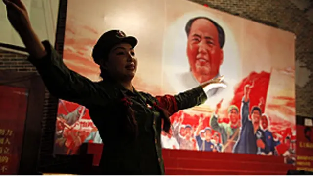 रेड क्लासिक रेस्तरां के आगे रेड गार्ड के रूप में प्रदर्शन करती कलाकार