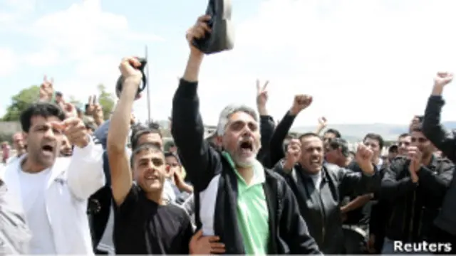 به گفته مقامات لبنانی، صدها تن از سوری ها که اغلب آنها را زنان و کودکان تشکیل می دهند به لبنان پناهنده شده اند