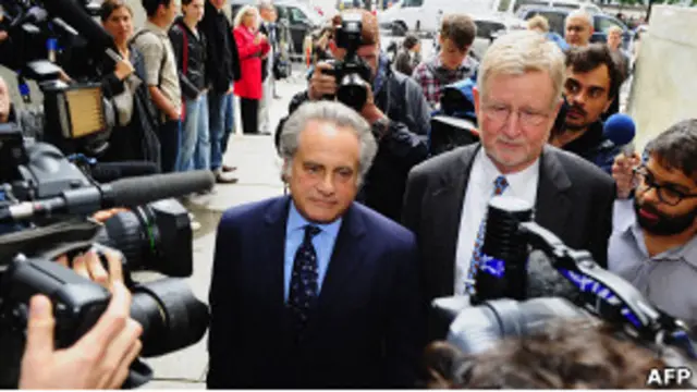 Benjamin Brafman, kuasa hukum Dominique Strauss-Kahn, memebri pernyataan pers di New York.