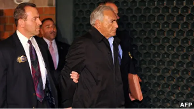 Dominique Strauss-Kahn diborgol polisi ketika ditangkap