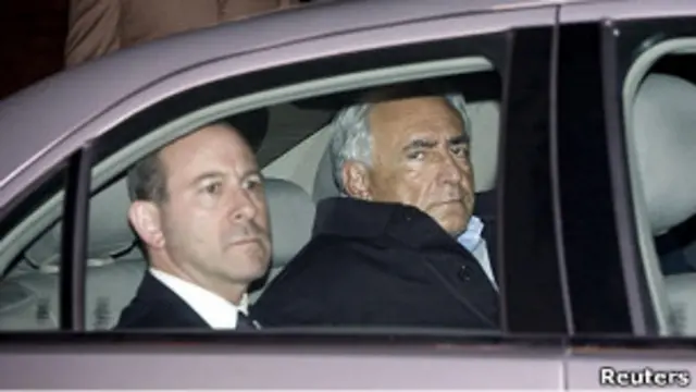 straus-kahn en el auto de policia de NYC