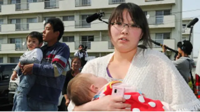 Warga jkota-kota di dekat reaktor Fukushima dievakuasi ke lokasi yang lebih aman.