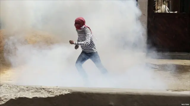 Pasukan Israel lepas gas air mata