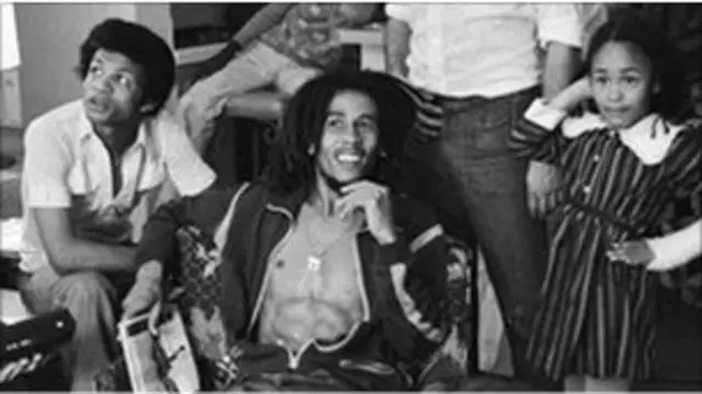 Penggemarnya menuntut agar Marley dinobatkan menjadi pahlawan nasional.